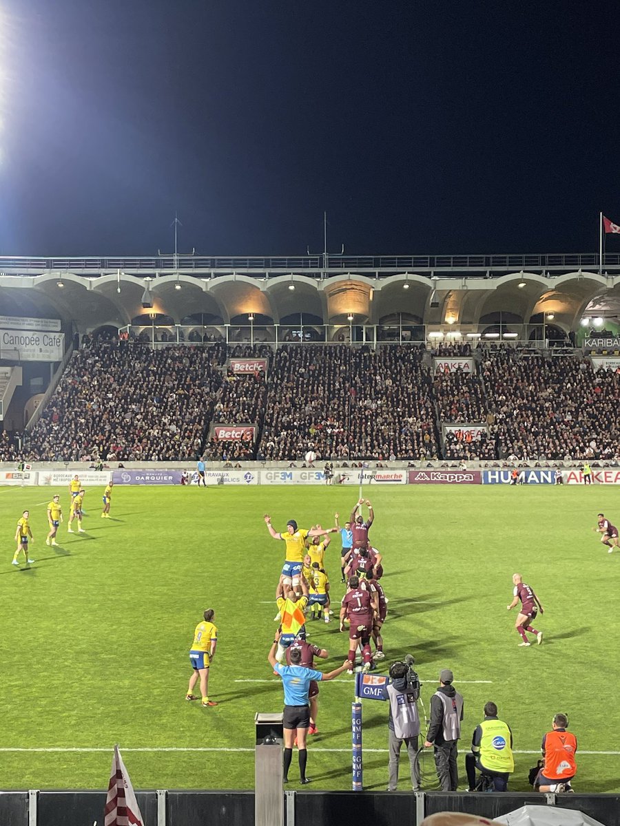 Magnifique soirée à Lescure (le nom éternel de ce stade) pour assister à la victoire éclatante de l’@UBBrugby . Et un geste défensif de Louis « Red Helmet » Bielle-Biarrey qu’on n’est pas prêt d’oublier du côté de @ASMOfficiel 😳😳