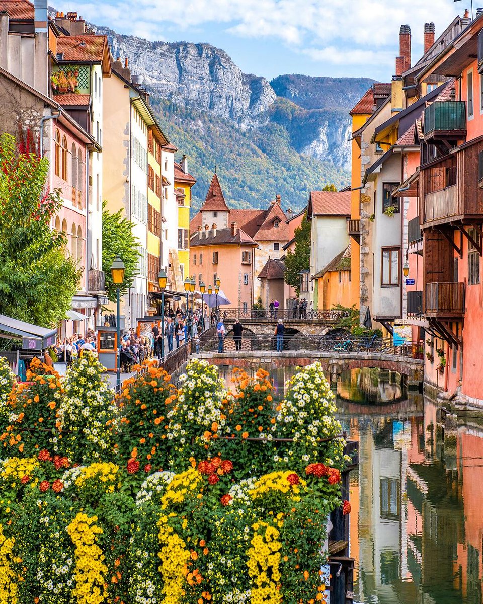 IconicSettings's tweet photo. A Collection on Candids from Annecy, France 🇫🇷

Which is your favorite?

all photos by 📸 julianontheroute

1/ Vieil Annecy
The glorious colors of Old Town Annecy are complemented by the Spring blooms and the dramatic Alps in the background. https://t.co/UqIj2s6WLp