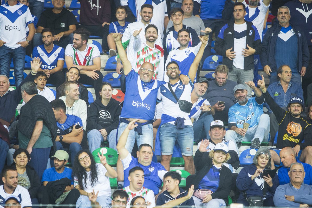 Velez's tweet photo. Que los partidos se ganan dentro de la cancha y acá en los tablones 🎵💪🏼

¡VAMOS NOSOTROS! 💙 https://t.co/jEOek7EYYX