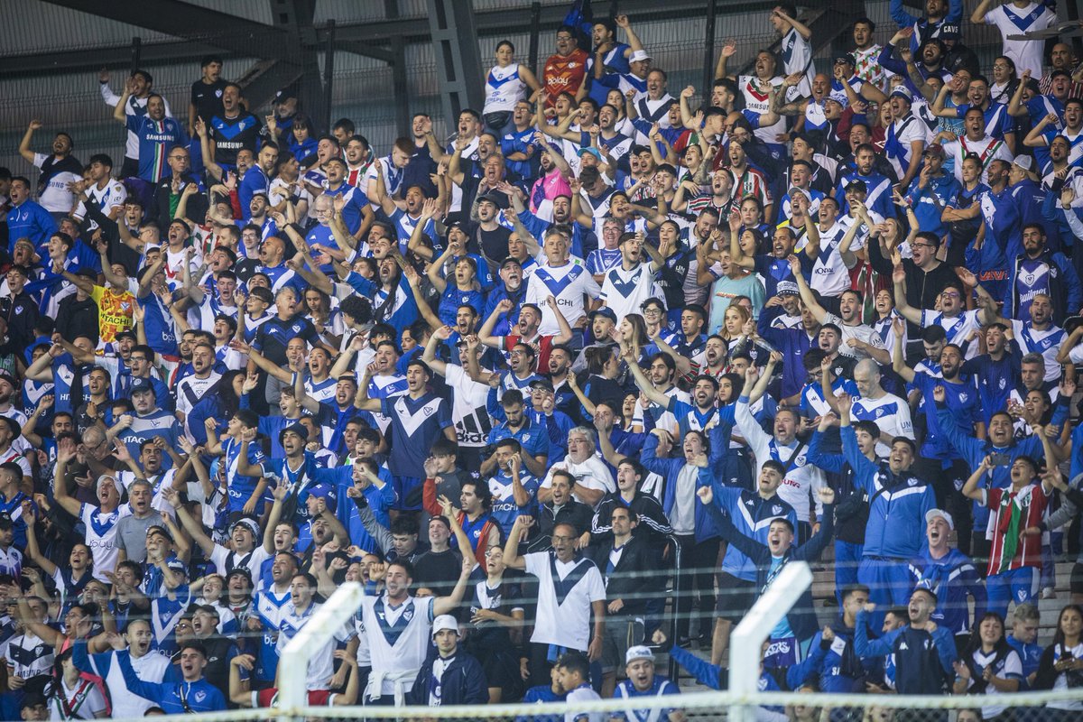 Velez's tweet photo. Que los partidos se ganan dentro de la cancha y acá en los tablones 🎵💪🏼

¡VAMOS NOSOTROS! 💙 https://t.co/jEOek7EYYX