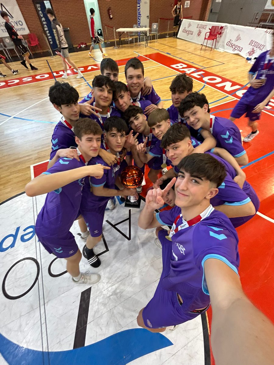 Palencia_Basket's tweet photo. #CanteraMorada |
No podemos acabar la jornada sin ver la imagen del día y una de las de la temporada.

Que no nos despierten, que somos.....
¡¡¡CAMPEONES!!!

Enhorabuena a jugadores y entrenadores. El trabajo de muchos años tiene recompensa 

#CDMaristas

💜 #SentimientoPalentino https://t.co/NYpL5LFVjP