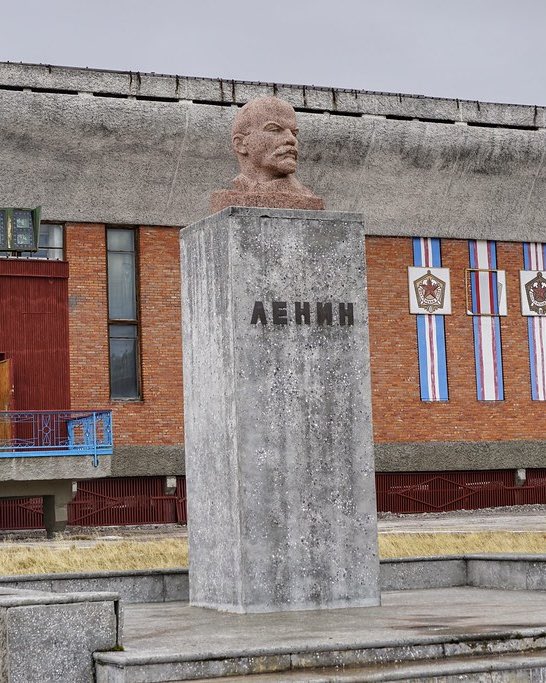 Pyramiden, Norway 🇳🇴 

The northernmost bust of Lenin on Earth stands in the abandoned Soviet mining town of Pyramiden on the Norwegian archipelago of Svalbard.

This bust of Lenin stands in front of the Culture House in the central square looking out over the bay of Mimerbukta.