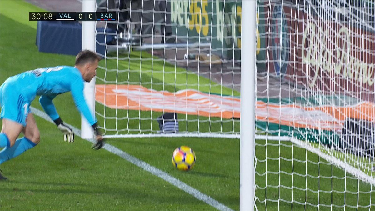 TopMGSzn's tweet photo. 2012, 2017, 2020, 2024.

4 years where we can literally pinpoint the exact moments that corrupted dog, Tebas, robbed a league title from us.

There's a reason I stopped following La Liga. Barca generates the highest viewership for La Liga yet we are treated like absolute trash 🗑️ https://t.co/6yWJFQb3wx
