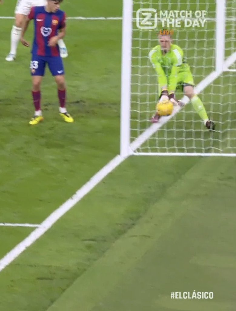 TopMGSzn's tweet photo. 2012, 2017, 2020, 2024.

4 years where we can literally pinpoint the exact moments that corrupted dog, Tebas, robbed a league title from us.

There's a reason I stopped following La Liga. Barca generates the highest viewership for La Liga yet we are treated like absolute trash 🗑️ https://t.co/6yWJFQb3wx