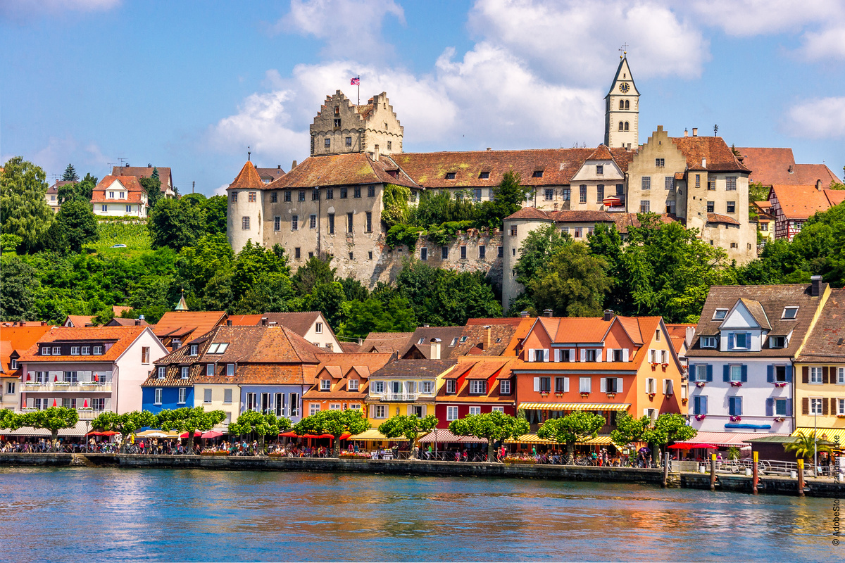 Fall in love with the beauty of Meersburg! This charming town delights with its medieval old town, imposing castle and breathtaking views of Lake Constance.⛵💙