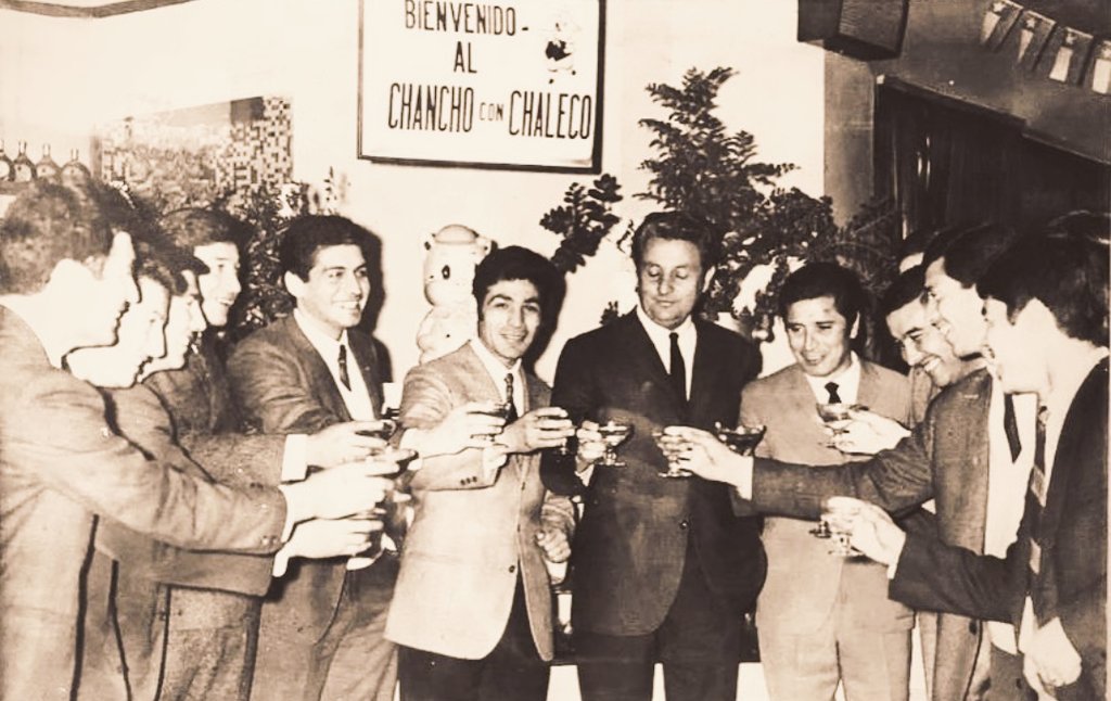 El Chancho con Chaleco, un clásico lugar de celebración, en la fotografía la selección chilena celebrando el 3er lugar del Mundial del 62 #futbol #Maipu #Santiago #años60