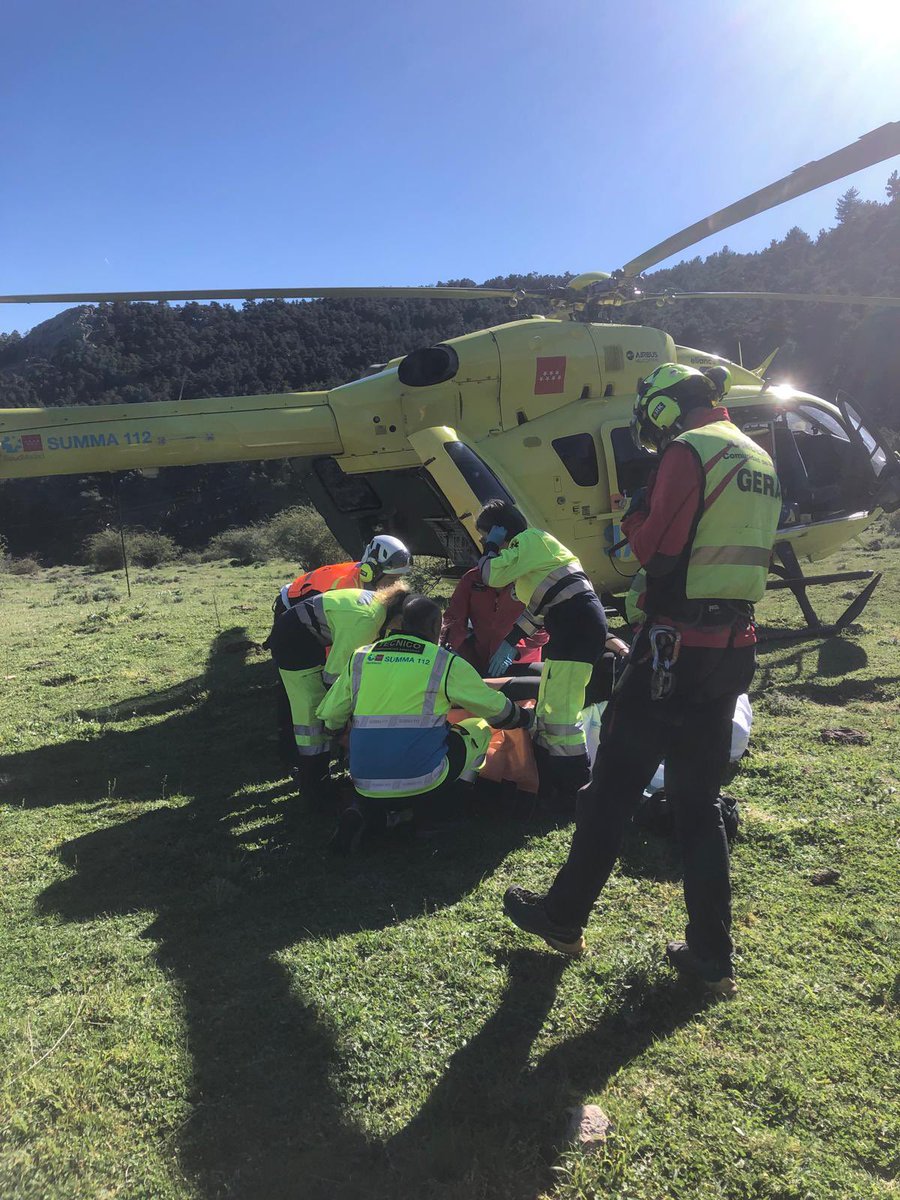 112cmadrid's tweet photo. Miembros del #GERA de #BomberosCM junto al enfermero del #SUMMA112 han rescatado esta tarde a una joven tras sufrir una caída en el monte #Abantos, en #SanLorenzoDeElEscorial.
Tras estabilizarla, es trasladada en el helicoptero sanitario al hospital con una fractura de tibia. https://t.co/9AAjYVeYjY