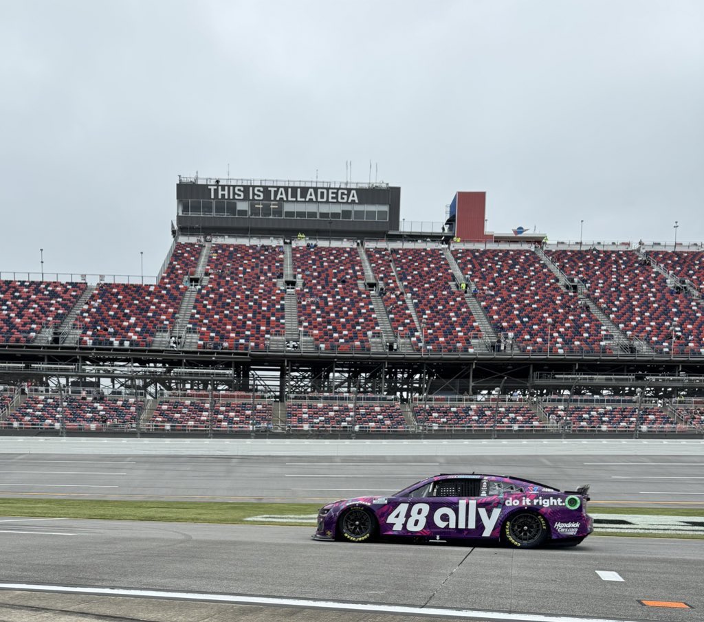 .@Alex_Bowman brings the #Ally48 back to pit road to top off with fuel.