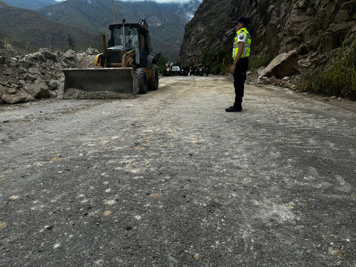 #Azuay | Seguimos trabajando en la limpieza del km 91 en la vía Cuenca-Girón-Pasaje, dónde un deslizamiento bloqueó el paso en la mañana. ➡️La circulación está habilitada. ⚠️Conduzca con precaución.