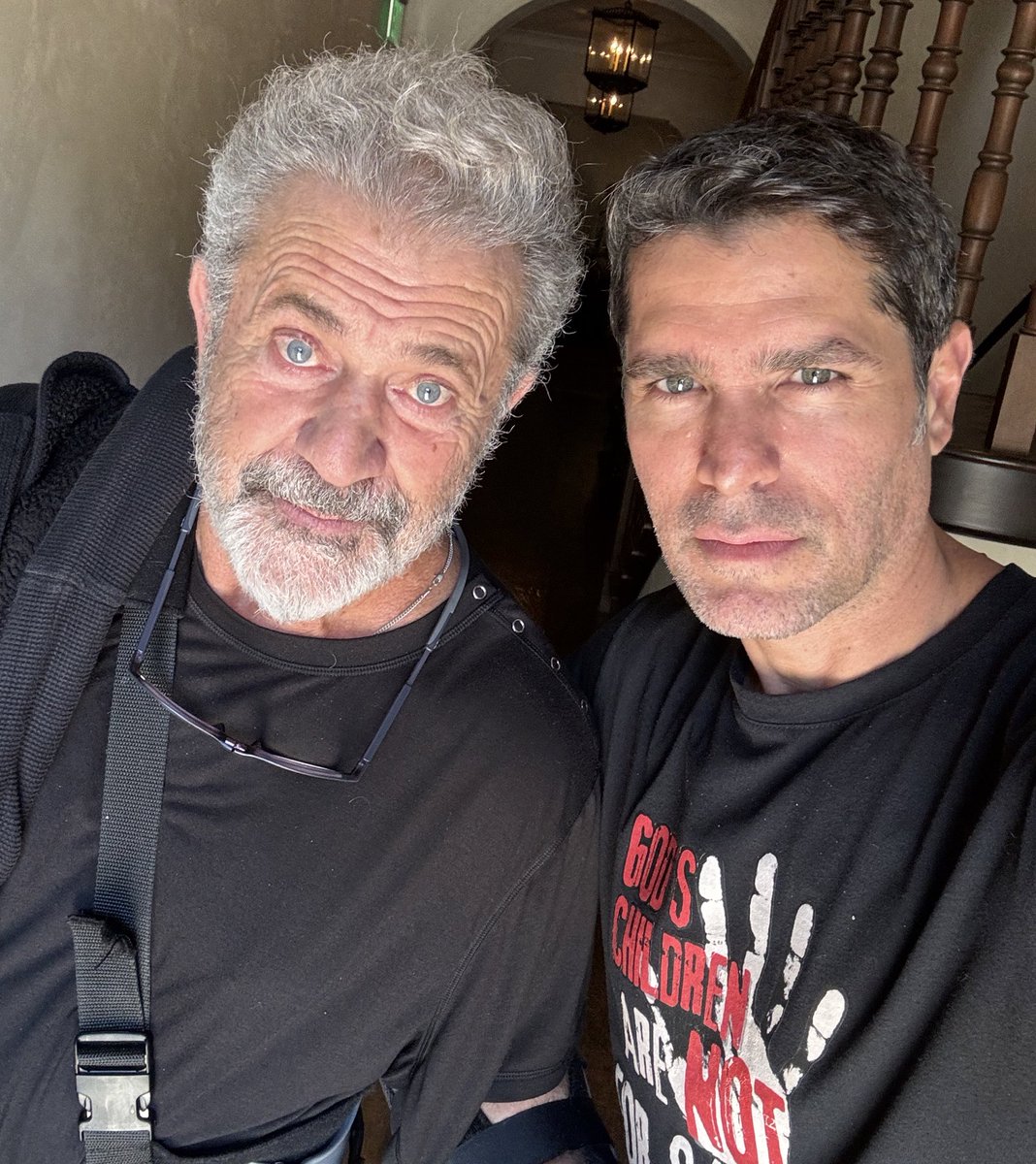 Trabajando con Mel Gibson en la misión ‘Sonido de Libertad’. @SOFMovie2023. Juntos somos más fuertes, y con esta fuerza, no me cabe la menor duda de que vamos a erradicar el tráfico de niños. El mal triunfa cuando la gente buena se queda callada. No te quedes callado, porque el…