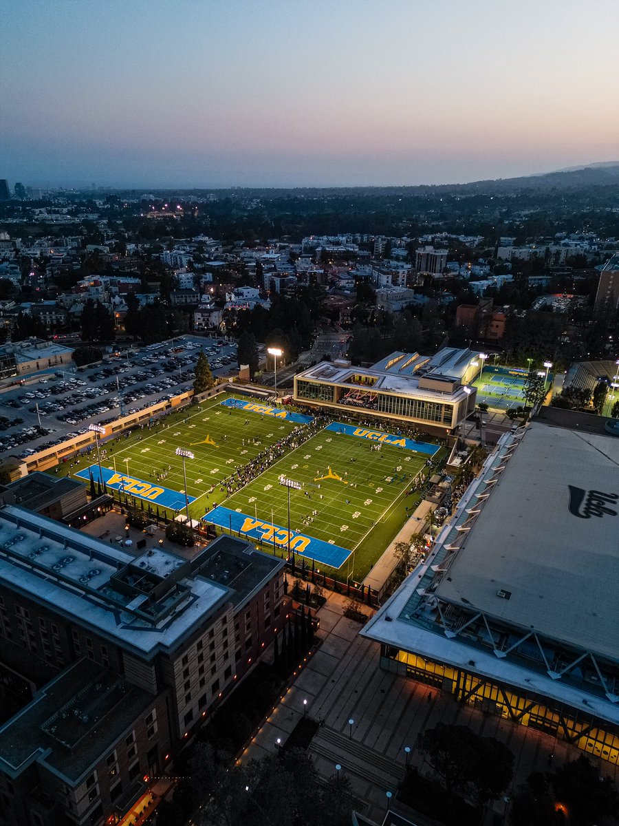 The whole city showed up for 𝗙𝗿𝗶𝗱𝗮𝘆 𝗡𝗶𝗴𝗵𝘁 𝗟𝗶𝗴𝗵𝘁𝘀! 🏈✨ “I just like the fact that the city’s behind us, you know what I mean?” - @DeShaunFoster26 Read more via @latimes ➡️: latimes.com/sports/ucla/st…