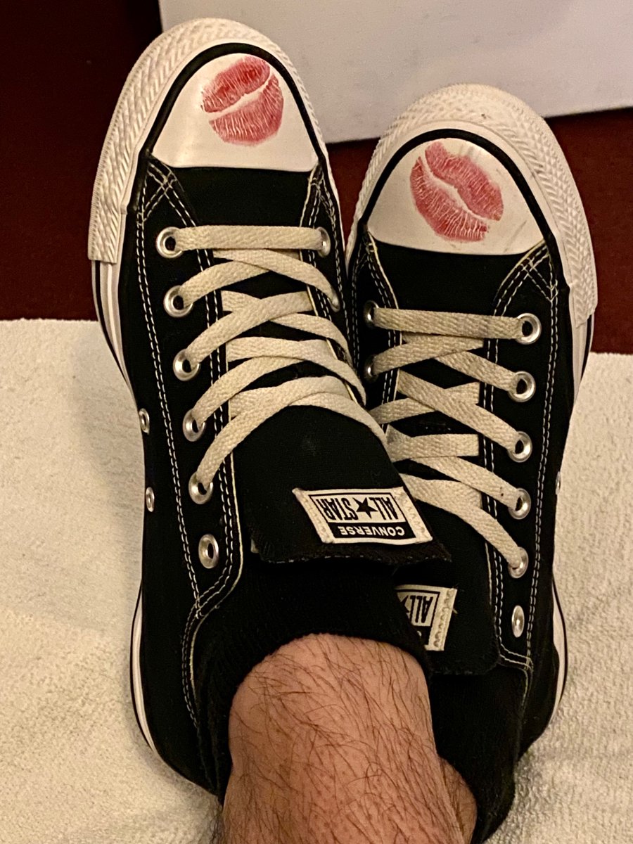 master_converse's tweet image. Smother My converse with 100’s of kisses and licks!!
 👇🏽👅👅💋💋🛐 
Kiss Kiss Kiss👇🏽
