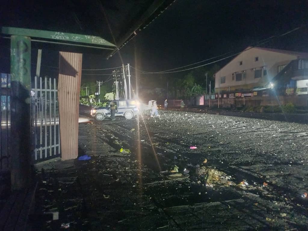 Rabaul is becoming a nightmare. Continuous youth fighting, social disorder, limited enforcement resources + a lack of leadership/accountability from all levels and branches of gov authority have contributed to this reality. Photo: K. Biang - fighting this morning in Rabaul #PNG