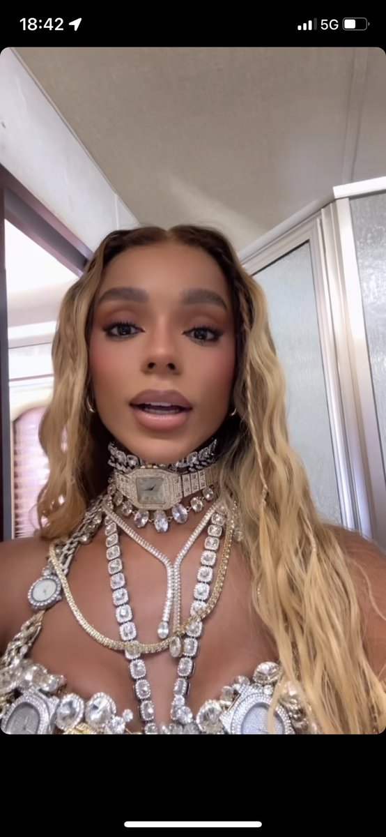 anirersincero's tweet image. gente eu tô chocado, elas são OBCECADAS real na Anitta, não é possível isso