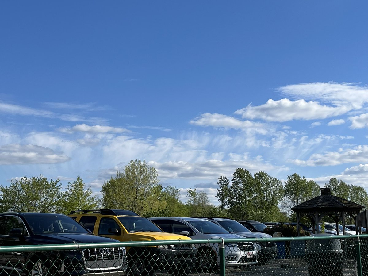 Some Virga streaks filtering here in Bowling Green. Nifty Galifty!

#bgky #kywx