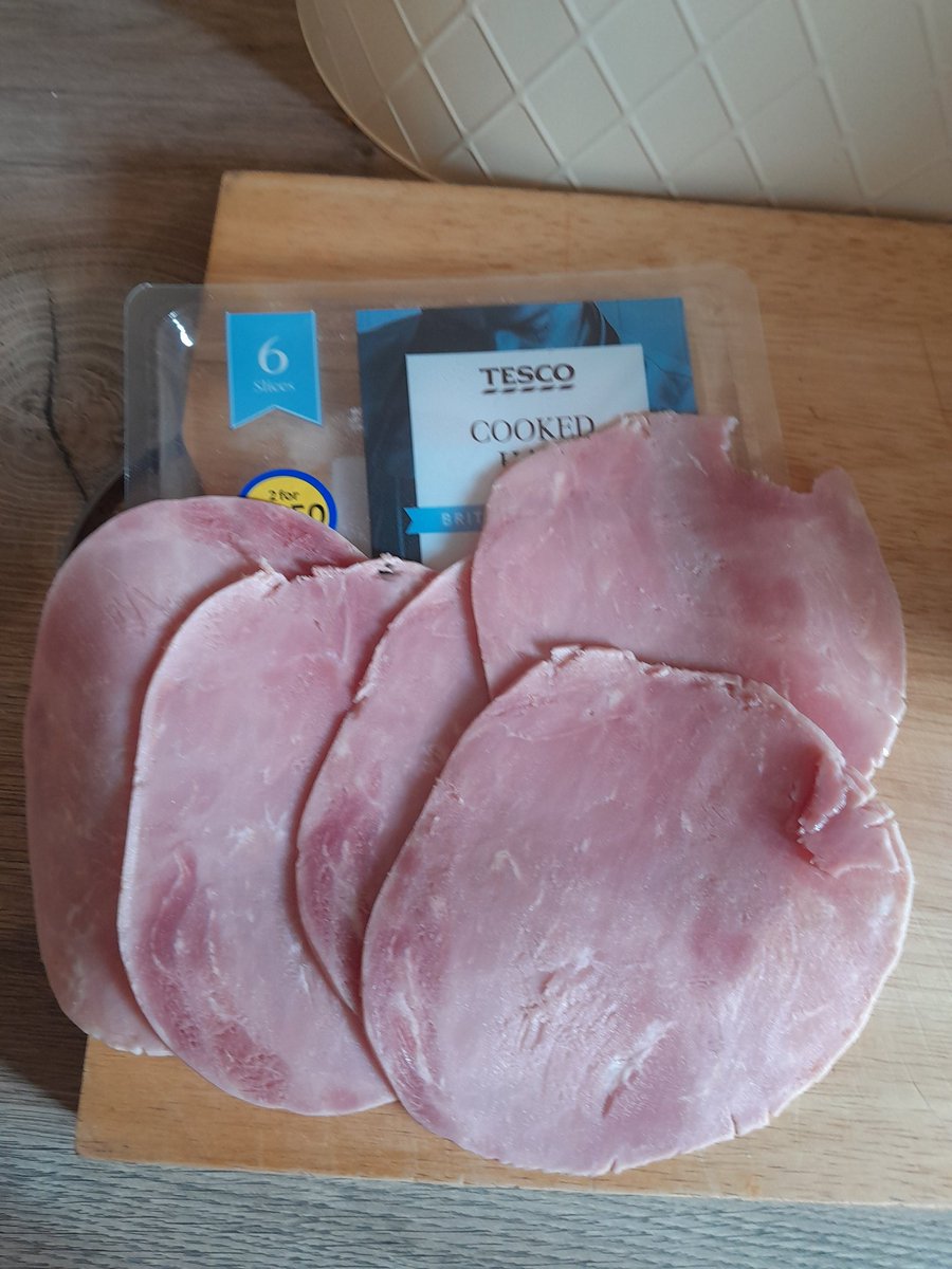 rachyroo1979's tweet photo. @Tesco only 5 slices in my 6 slice pack of ham! Ruined my lunches for the next two days...Good job I'm on a diet! Less for me on Tuesday for lunch🤦‍♀️ https://t.co/yDSDEpHoBg
