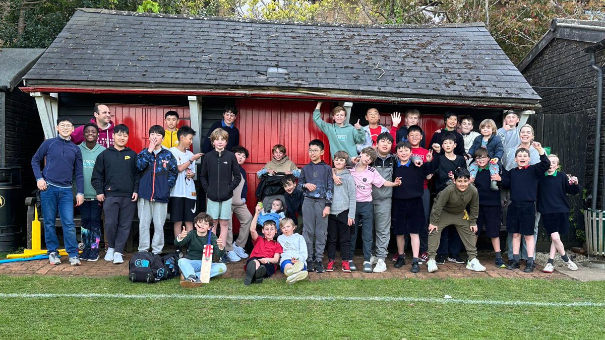 SFSOxford's tweet image. Upper House had lots of fun on Saturday evening playing ‘crounders’ - their combination of cricket and rounders! #iloveboarding #boardingweekend