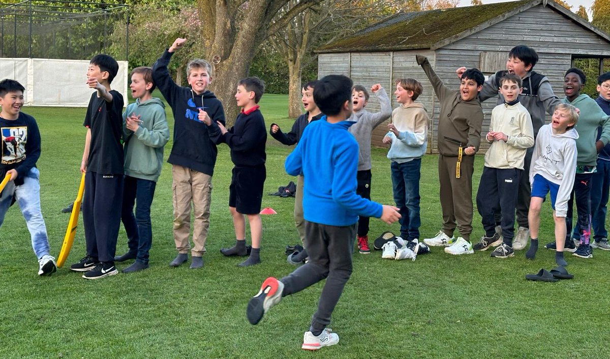 SFSOxford's tweet image. Upper House had lots of fun on Saturday evening playing ‘crounders’ - their combination of cricket and rounders! #iloveboarding #boardingweekend