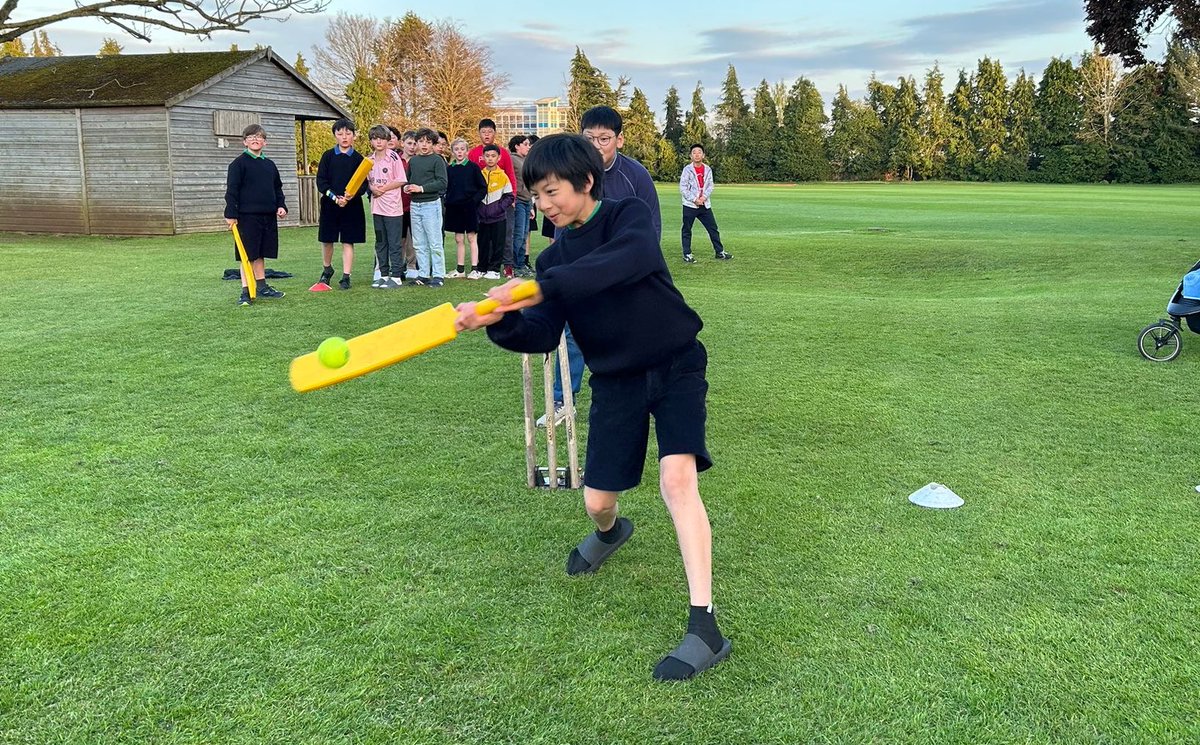 SFSOxford's tweet image. Upper House had lots of fun on Saturday evening playing ‘crounders’ - their combination of cricket and rounders! #iloveboarding #boardingweekend