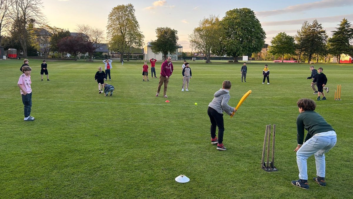 SFSOxford's tweet image. Upper House had lots of fun on Saturday evening playing ‘crounders’ - their combination of cricket and rounders! #iloveboarding #boardingweekend