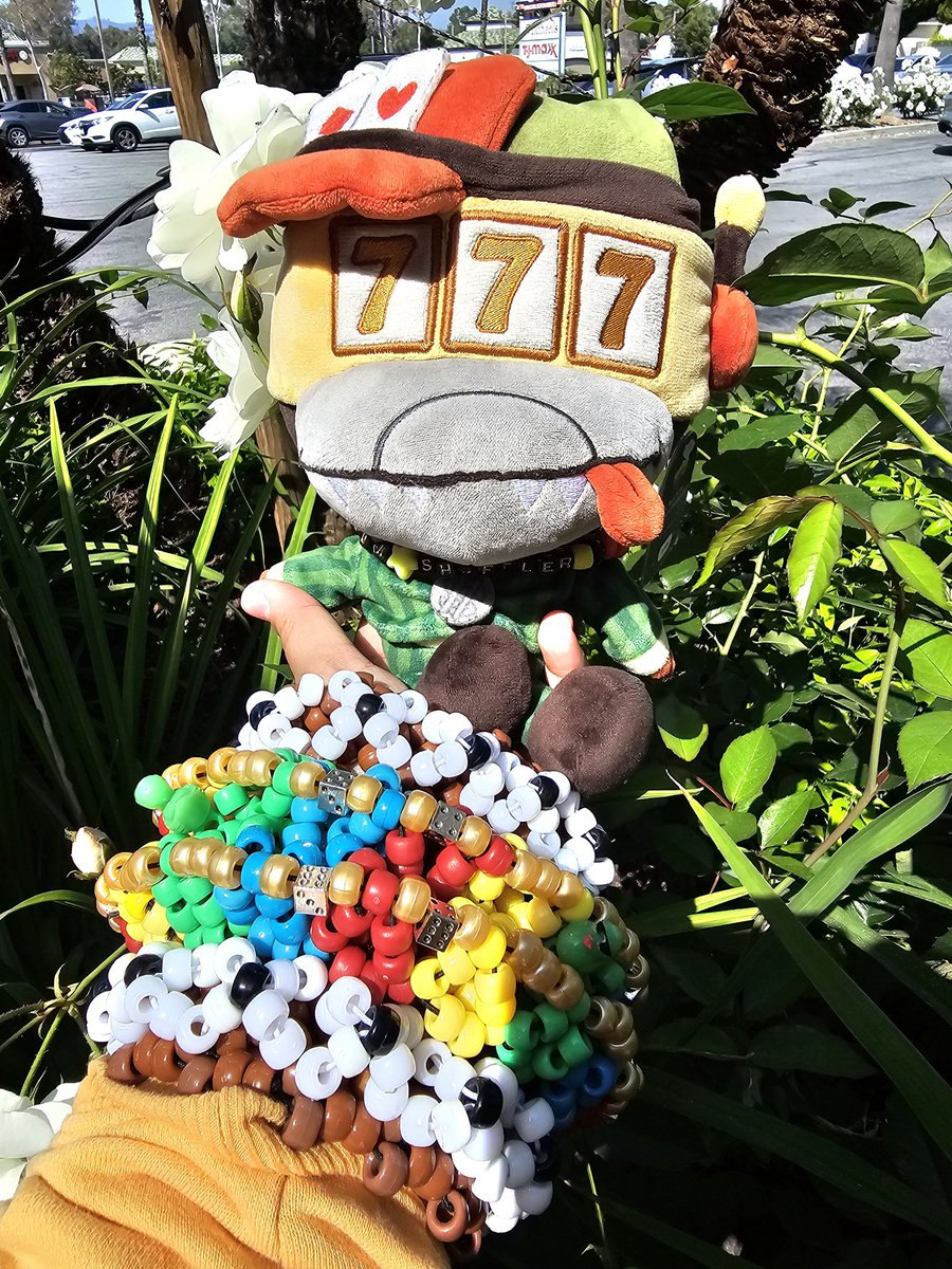 A lil something different than my usual content: my biggest kandi project is finally finished. My first rotating cuff themed after High Roller's hat! This big boy took abt 7 days to complete but it was well worth it all! #Toontown