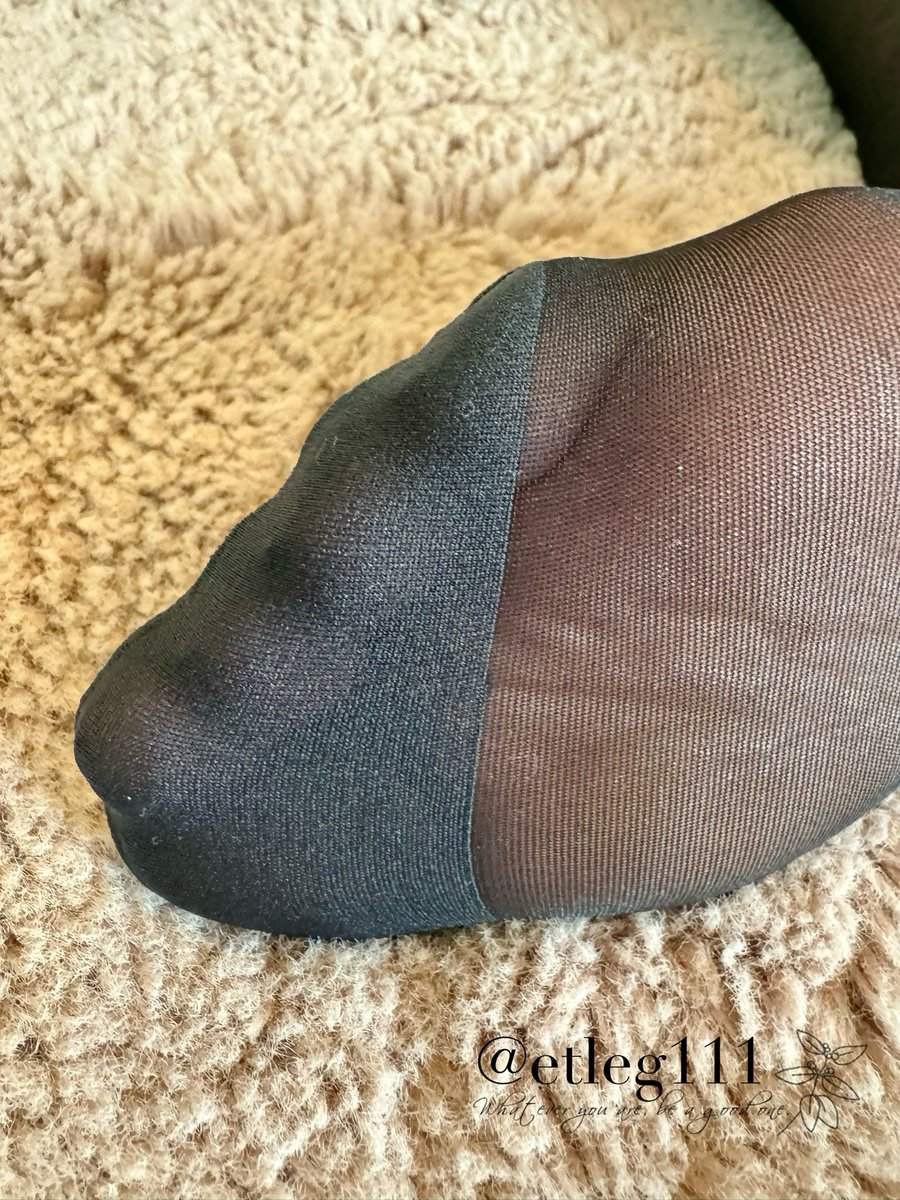 おはようございます☔️
ストッキング、パンプスのつま先写真が続いたので、今日は足裏✨
雨が結構ちゃんと降っていて、北風強し…
温かくしてお出掛け下さい😌 https://t.co/PSJWcomj91