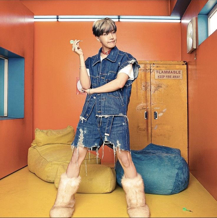 hothotbts's tweet photo. Him a top?? Absolutely not!. https://t.co/PKyjvekHwW