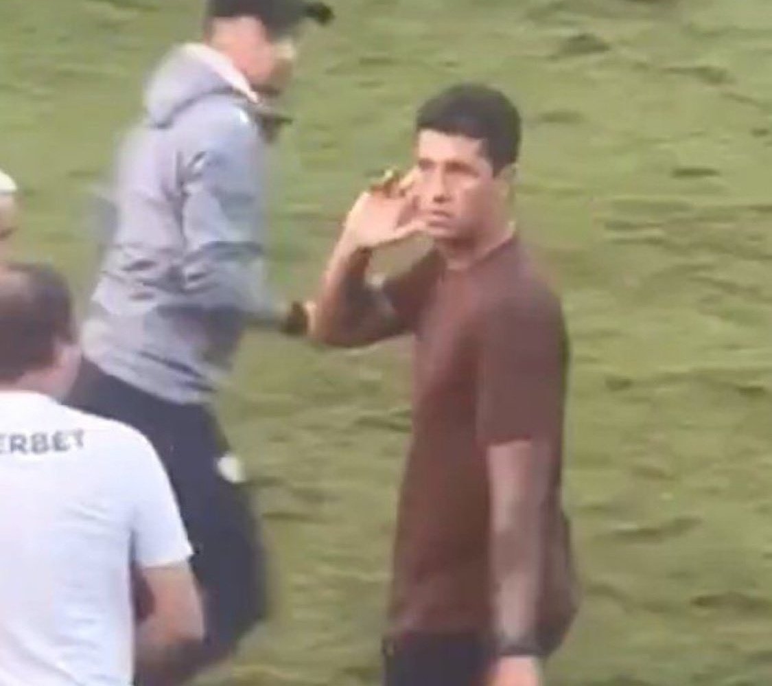 ele homenageando o carpini 🤏 fofo