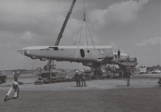 NewarkAirMus's tweet photo. Let's make our #NAM4photoFinish another #Shackleton theme, here's how we moved #WR977 to our #GatewayAviationSite back in 1977!
#ShackletonBoys https://t.co/Q05eWpBEi7