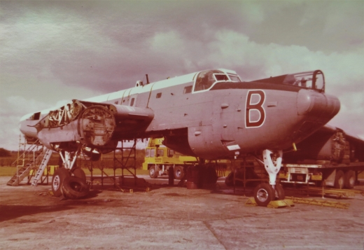 NewarkAirMus's tweet photo. Let's make our #NAM4photoFinish another #Shackleton theme, here's how we moved #WR977 to our #GatewayAviationSite back in 1977!
#ShackletonBoys https://t.co/Q05eWpBEi7