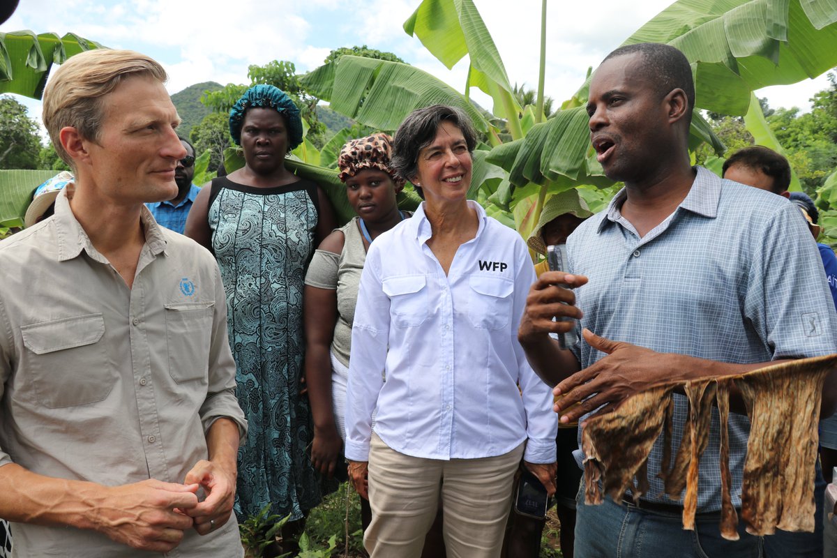 Ce weekend, le Directeur exécutif adjoint, @CarlSkau, accompagné de la Directrice régionale @LolaCastroWFP s'est rendu au Cap, #Haiti pour suivre les opérations en cours. À l'agenda, rencontre avec des agriculteurs locaux et des déplacés à cause de la violence à Port-au-Prince.