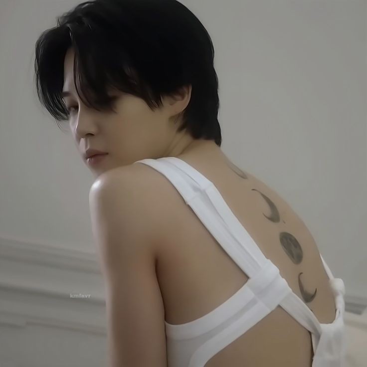 hothotbts's tweet photo. Him a top?? You've got to be kidding. https://t.co/nmOtrOlNX5