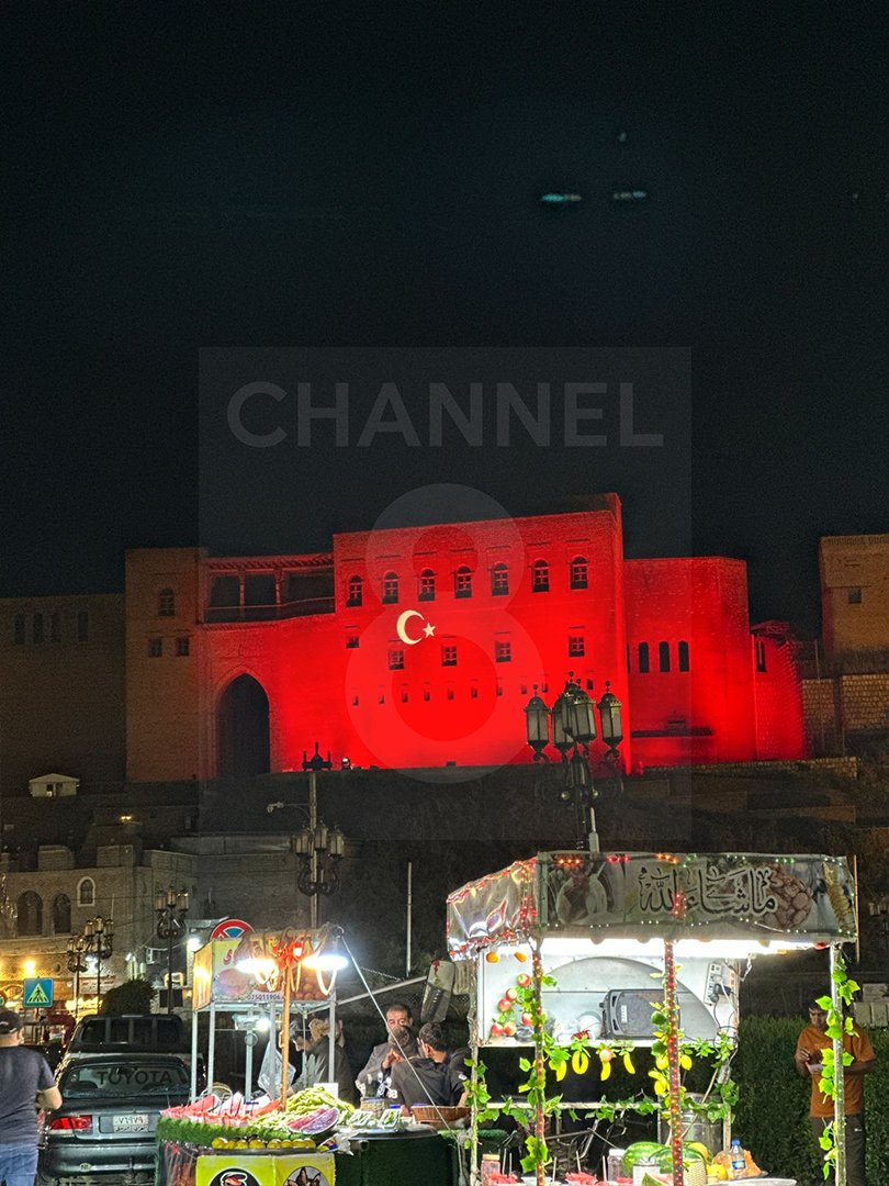 channel8corp's tweet photo. قەڵای هەولێر بە ئاڵای تورکیا رووپۆشکراوە، وەکو ئامادەکارییەک بۆ هاتنی رەجەب تەیب ئەردۆغان، سەرۆککۆماری تورکیا بۆ هەولێر 
فۆتۆ: هەنگاو غەفوور، هەکاری قانع - کەناڵ8 https://t.co/iI7oE7h7RE