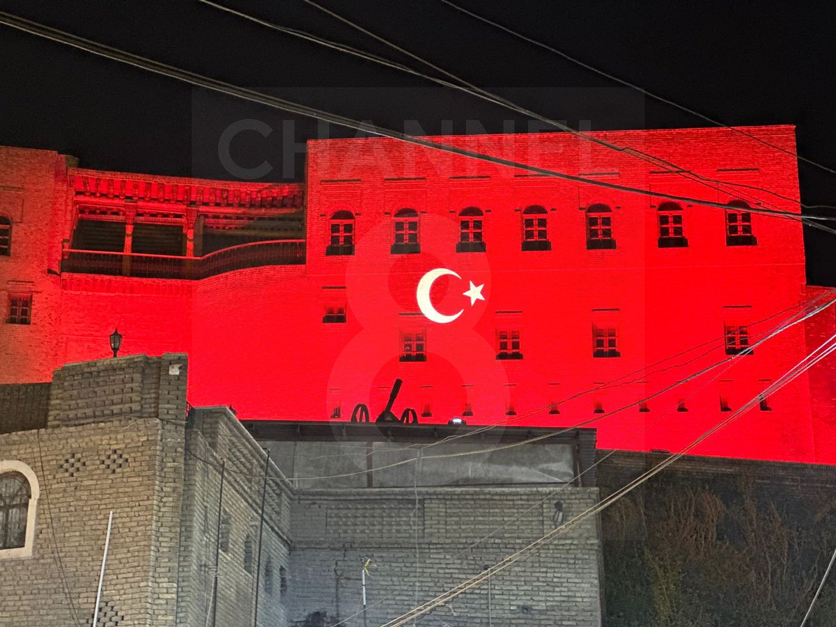 channel8corp's tweet photo. قەڵای هەولێر بە ئاڵای تورکیا رووپۆشکراوە، وەکو ئامادەکارییەک بۆ هاتنی رەجەب تەیب ئەردۆغان، سەرۆککۆماری تورکیا بۆ هەولێر 
فۆتۆ: هەنگاو غەفوور، هەکاری قانع - کەناڵ8 https://t.co/iI7oE7h7RE