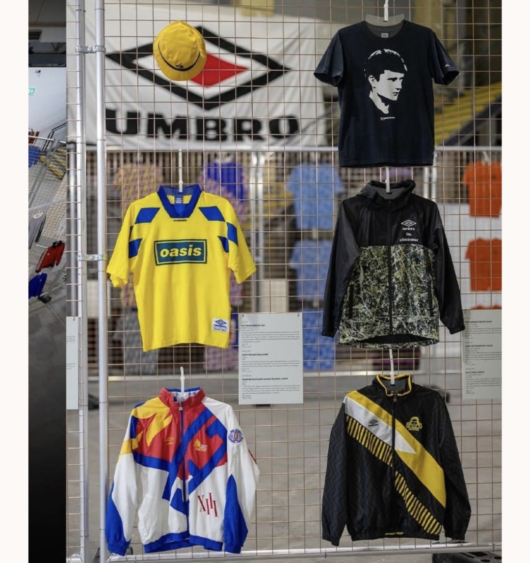 StyleInSport's tweet photo. #Umbro celebra sus 100 años con una exhibición en Londres curada por
#TheWestminsterMenswearArchive y presenta más de 100 piezas de diseñadores como Supreme, Palace, Virgil Ablöh, entre otros. https://t.co/Y2Nns6CGAn