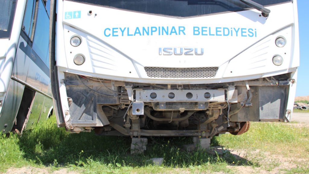 AKP’den DEM Parti'ye geçen Urfa Ceylanpınar Belediyesi’nde, belediyeye ait araçların motorlarını söküp bırakmışlar.85 araçtan 75'inin bu şekilde Vatan Haini bunlar