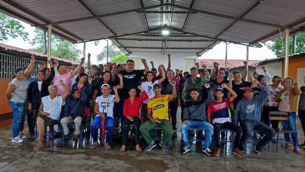 La Consulta Popular Nacional ha sido una experiencia maravillosa para el fortalecimiento del Poder Popular. El pueblo sigue activo en sus centros de votación luego de las lluvias. Todos tenemos derecho a ejercer el voto, mientras haya electores los centros seguirán abiertos.