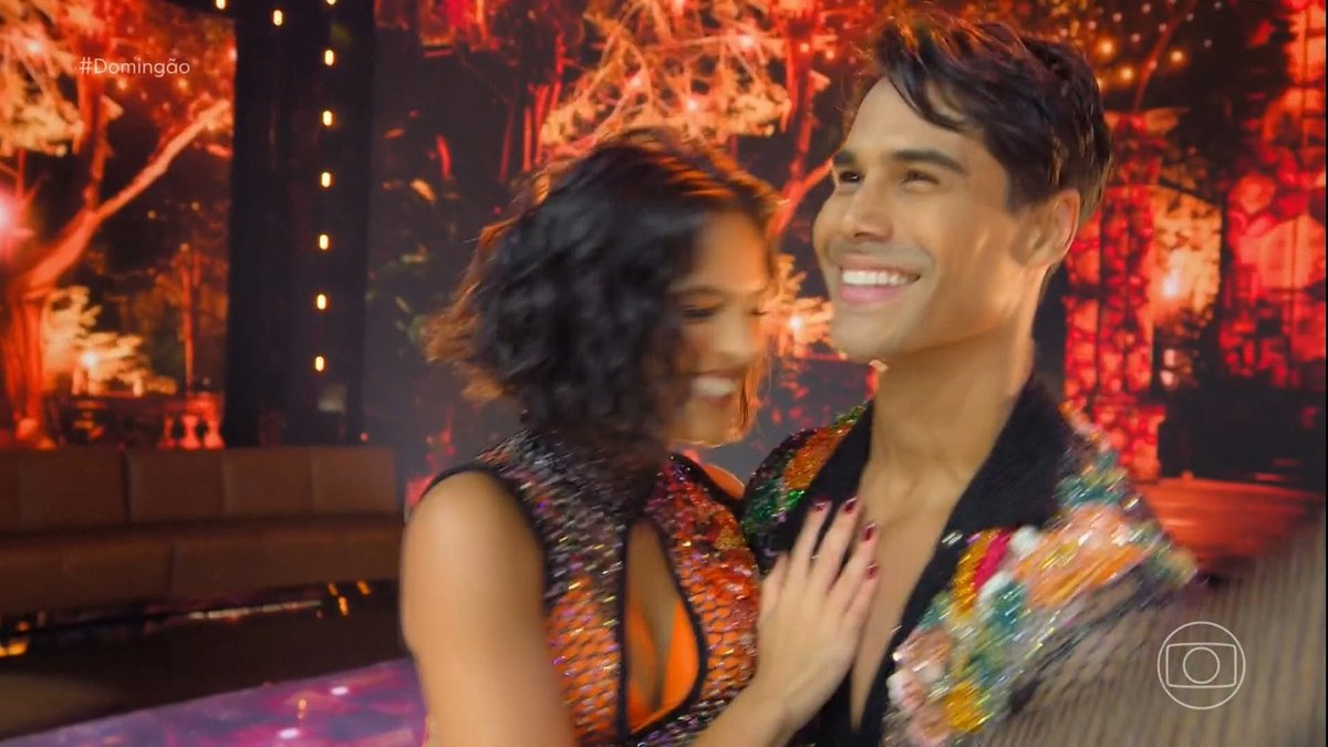 Além de lindo Ele tem molejo ele tem sedução ele tem coreografia ele Tem química ele ARRASA MICAEL BORGES QUE SABOR 🔥🕺🏽🕺🏽
#Domingão #DançaDosFamosos <a href="/MicaelOficial/">Micael</a>