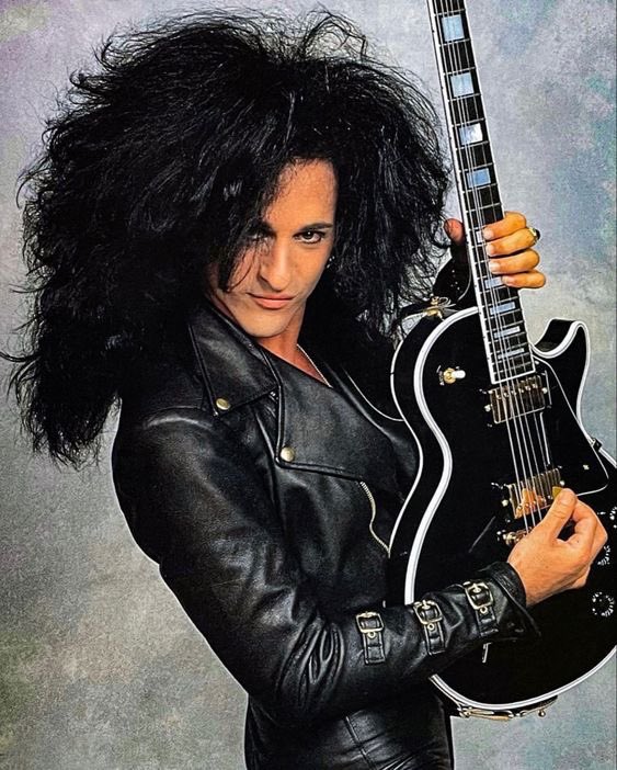 おはようございます🌤️
＃SteveStevens
＃AtomicPlayboys(1989)

昨日のビリー・アイドルに続き今朝はスティーヴの1stソロを🎸
スティーヴの魅力が全開のこの曲を聴くとテンション上がりますね🎶
今週も宜しくお願いします🤘

Atomic Playboys♬
youtu.be/r1VacSU8kFA?si…