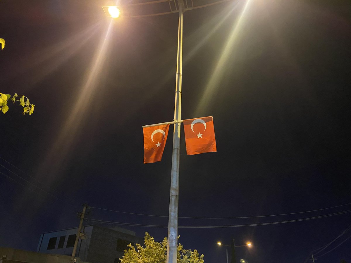 Recep Tayyip Erdoğan’ın ziyareti sebebiyle Erbil kalesi ve sokakları şanlı Türk Bayrağı ile donatılmış. PKK'lılar şuan acayip kuduruyor. :)