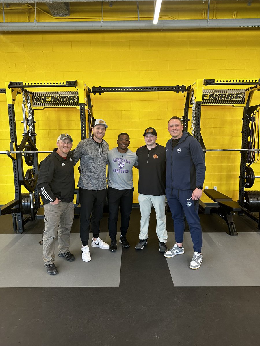 Had an amazing time at the <a href="/CentreSportPerf/">Centre Sport Performance</a> clinic yesterday! Learned a ton from <a href="/Atallah_Adam/">Coach Atallah</a>, <a href="/CoachRasberry/">Jonmarc Rasberry</a>, <a href="/mondostrength/">Ethan Reeve</a>, @CoachRichB, @CoachDMullins, and Matt Witt. Huge thank you to <a href="/jeremyccarlson/">Jeremy Carlson</a> for putting together a great event 🙌🏾