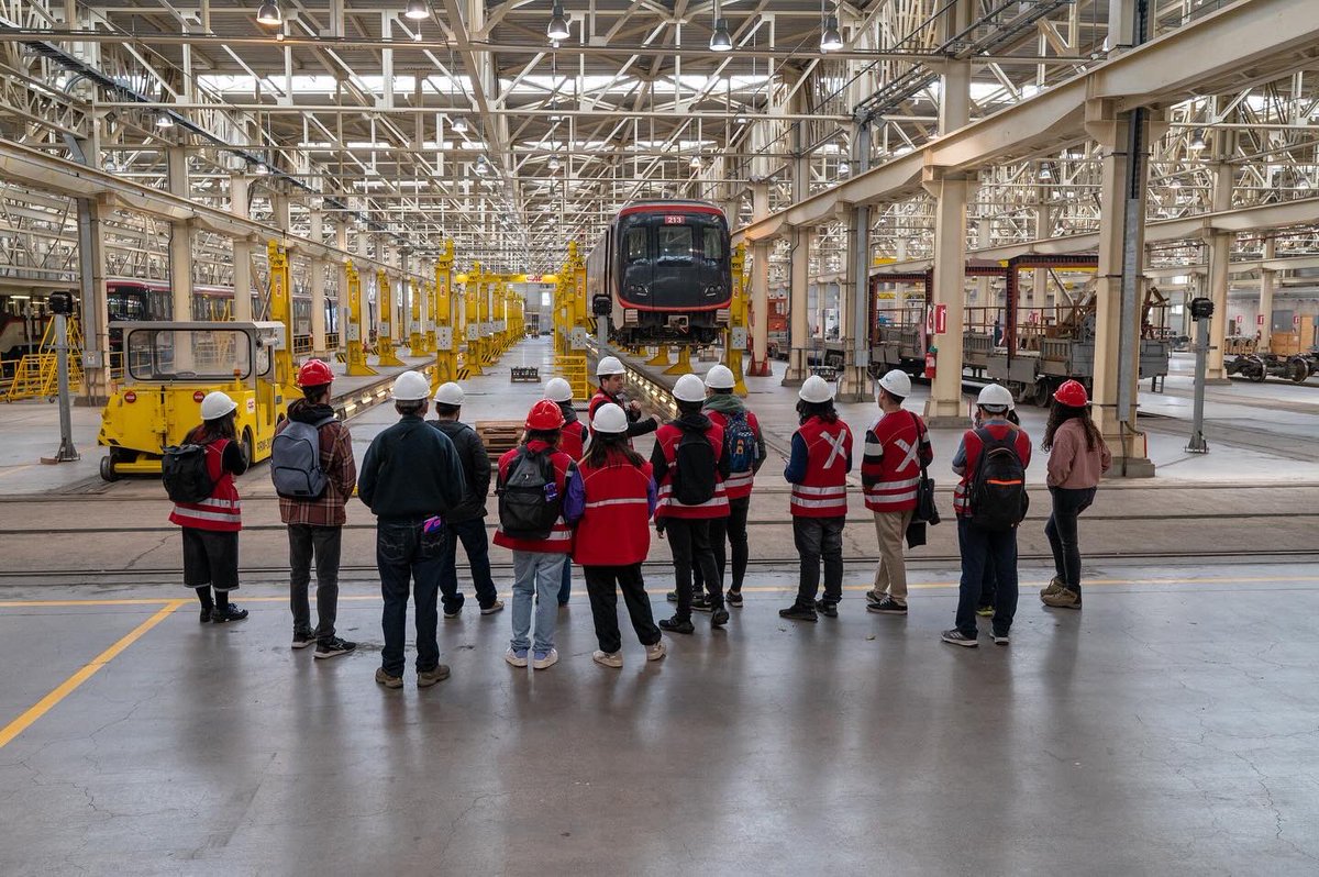 oh_stgo's tweet photo. Taller Los Libertadores
Primer taller de líneas automáticas del Metro de Santiago, donde se realizan mantenimientos y se almacenan los trenes de la Línea 3.
El festival OH! Stgo se realizará entre el 7 al 17 de noviembre del 2024. 
Será un evento gratuito 🌟
@metrodesantiago https://t.co/Bx4R8nlhmX