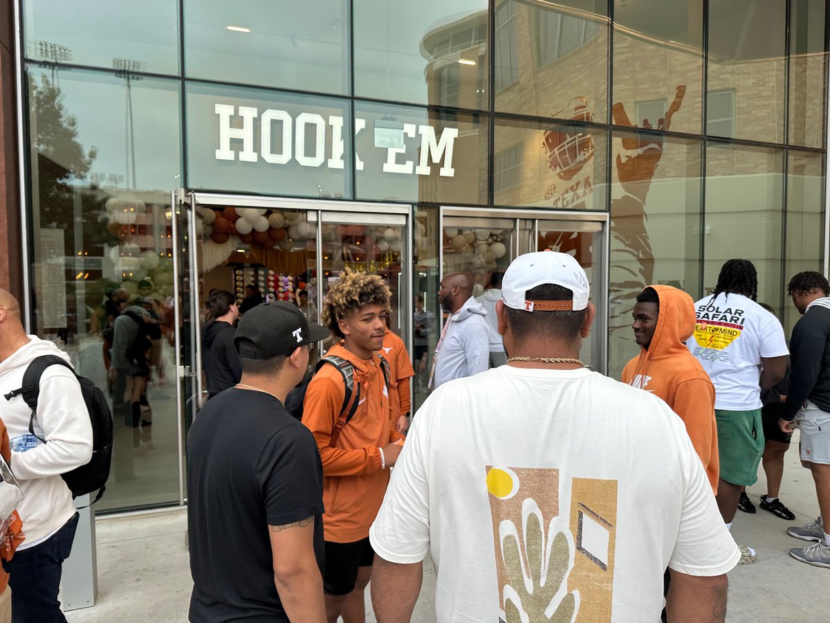 Texas 4-star QB commit K.J. Lacey on visit with his parents for the Longhorns spring game. OnTexasFootball YouTube: m.youtube.com/@OnTexasFootba…