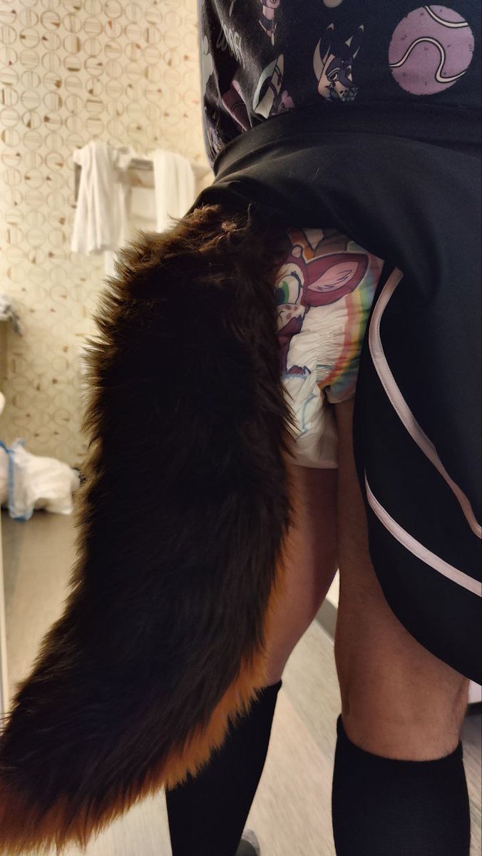 RelayPadded's tweet image. My gosh,  i seriously underestimate this pic. At R.E.A.F. I went out with my diaper peeking like that and  i was getting some looks, and some would walk past me a few times checking me out, and admiring my outfit.