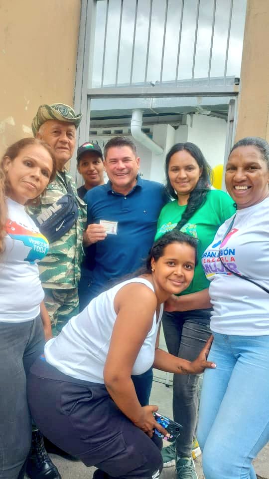 Desde mi querida Escuela Vinicio Adames de #LaVega compartiendo con mi gente y participando en la Consulta Popular Nacional 2024 #PoderPopularEnVanguardia