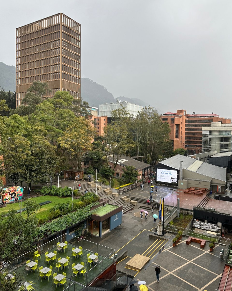 No todos los días de lluvia son tristes😊 Esta semana celebramos las gotas que cayeron en nuestra Universidad. 💙💛 #PostalJaveriana