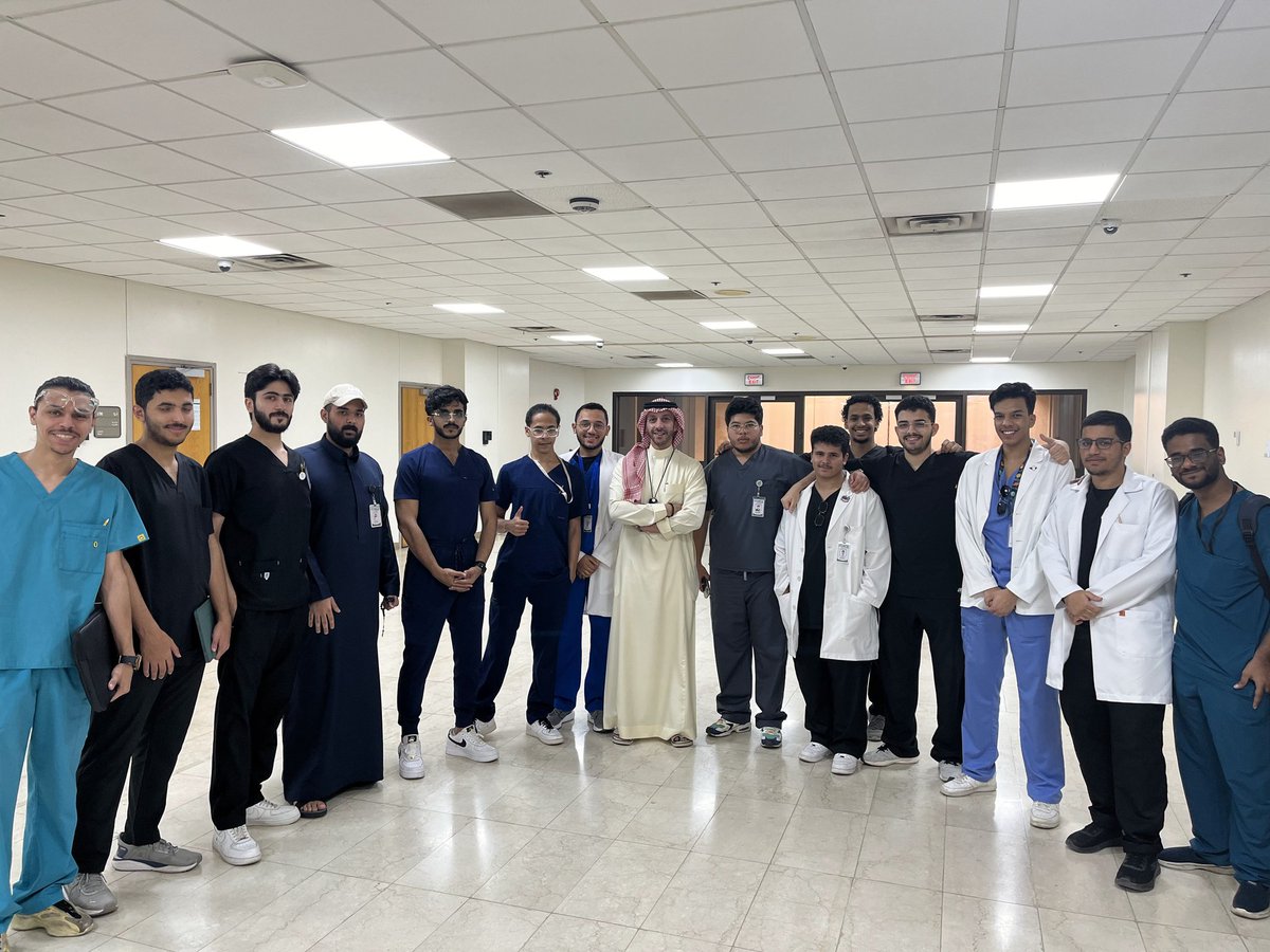 صورة جماعية مع الدكتور الفاضل طارق أبو حيمد،
جزاك الله عنا خير الجزاء 🌹 

It’s an honor and a pleasure to learn from Dr. Tariq Abuhaimed, a true leader and an 
inspiration to students 🌹