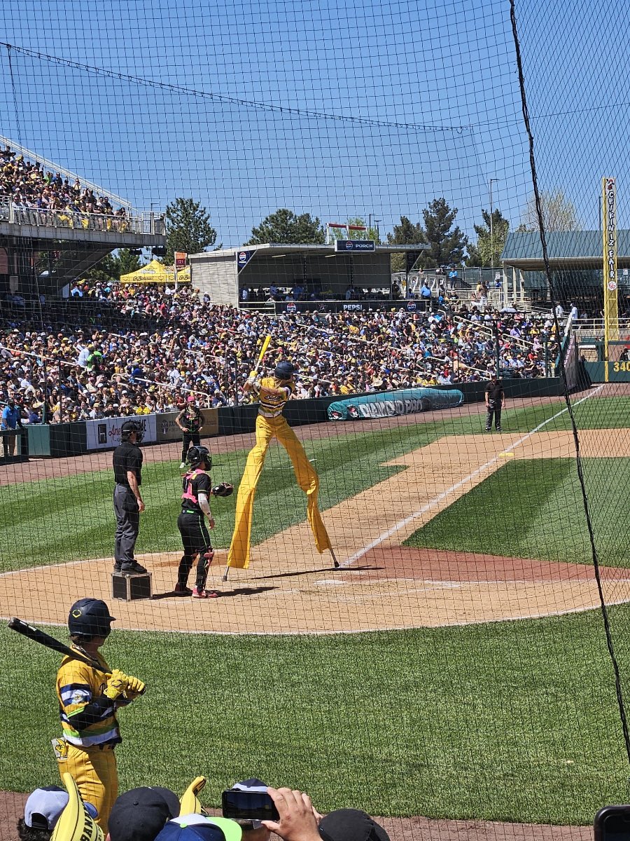 _robg700's tweet photo. Great day at the @TheSavBananas game! 🍌⚾️
@barelaamelia https://t.co/q4b0yE8K8u