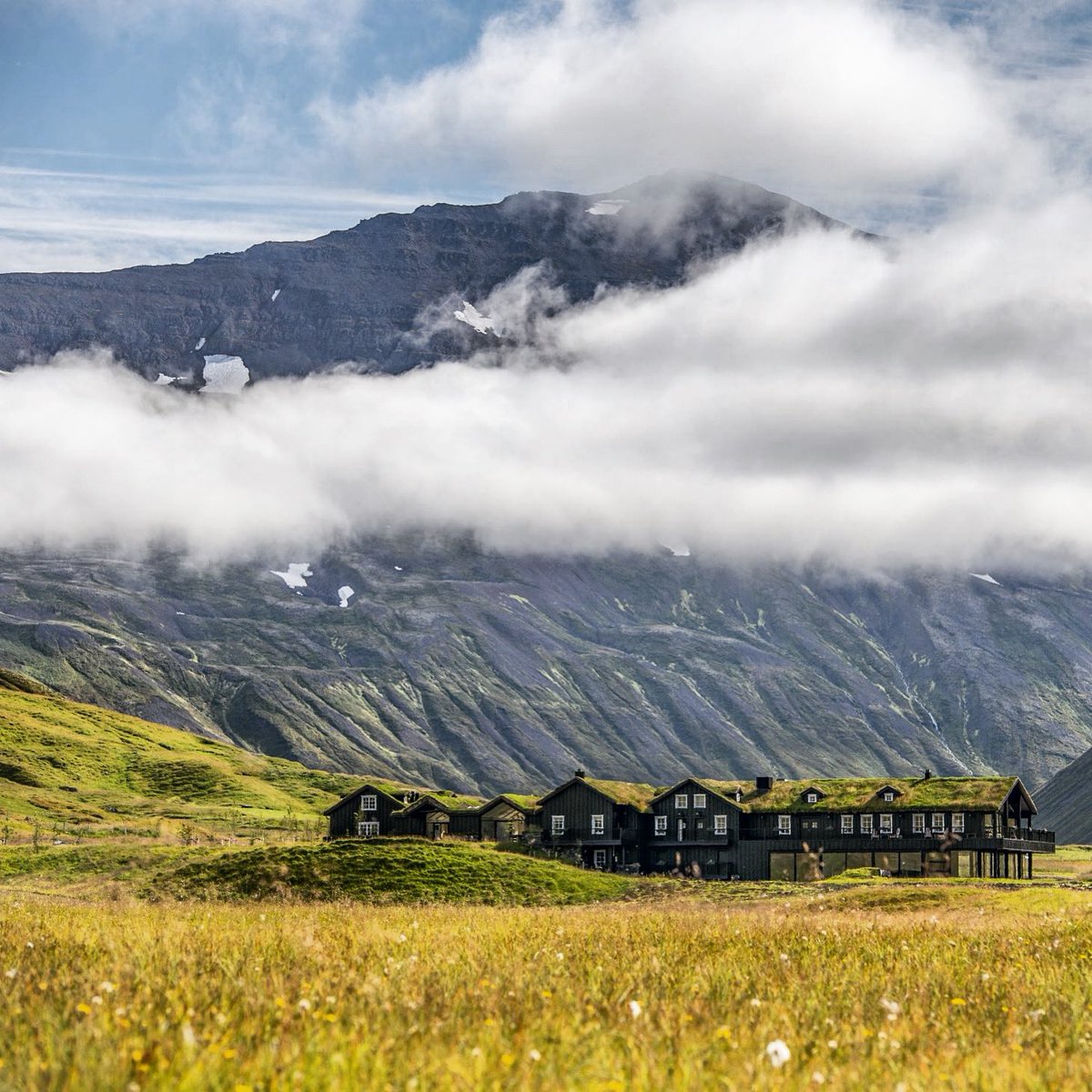 BonViveurMag's tweet photo. Deplar Farm is a converted 15th-c. sheep farm with a turf roof and offers guests activities like mountain biking, fly fishing, heli-skiing, snowmobiling, and horseback riding. The lodge also features a restaurant, a gym, a pool, and a spa. #BonViveurVoyage #TrollPeninsulaIceland https://t.co/ncily26btt