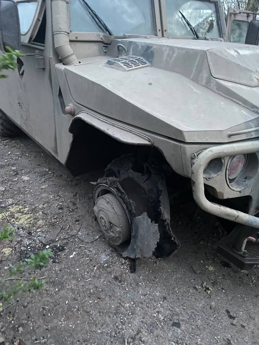 Russian sources are saying that Ukraine is dropping caltrops on roads to damage their vehicles' wheels. When the vehicles stop, they are then targeted by artillery or FPVs. vk.com/milinfolive?w=…